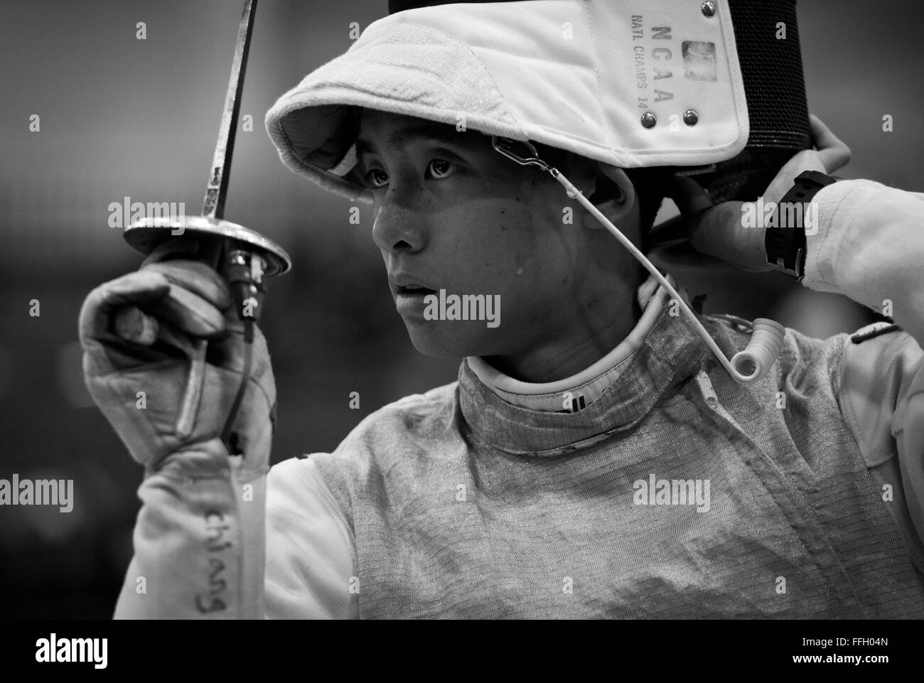 L'escrimeur Alexander Chiang vérifie que son foil n'est pas plié avant un match. Le foil est une arme de poussée, et ne pousse que vers le score de la zone cible de l'adversaire. Les entailles ou le contact avec les lames latérales ne comptent pas dans les clôtures. Banque D'Images