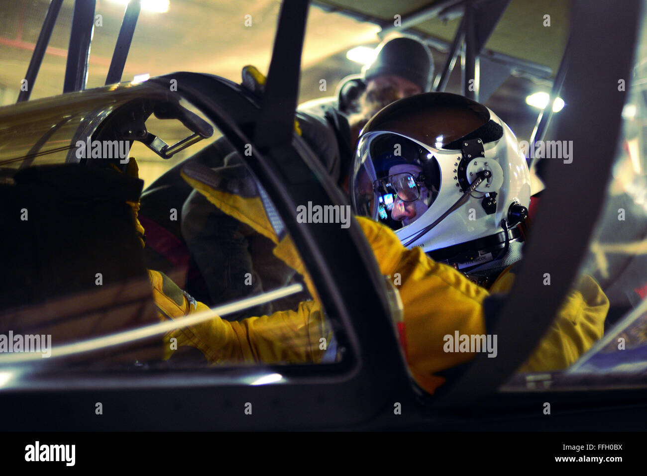 U-2 le capitaine pilote Travis vérifie son affichage tête haute dans le cockpit d'un U-2 Dragon Lady. Le modèle actuel d'avions U-2 est équipé d'un cockpit numérique, verre, l'amélioration des capteurs et des systèmes de propulsion. Le U-2 est un haut-altitude/l'espace proche d'avions de reconnaissance et de surveillance fournissant des signaux, l'imagerie, des mesures électroniques et de la signature de l'intelligence. Banque D'Images