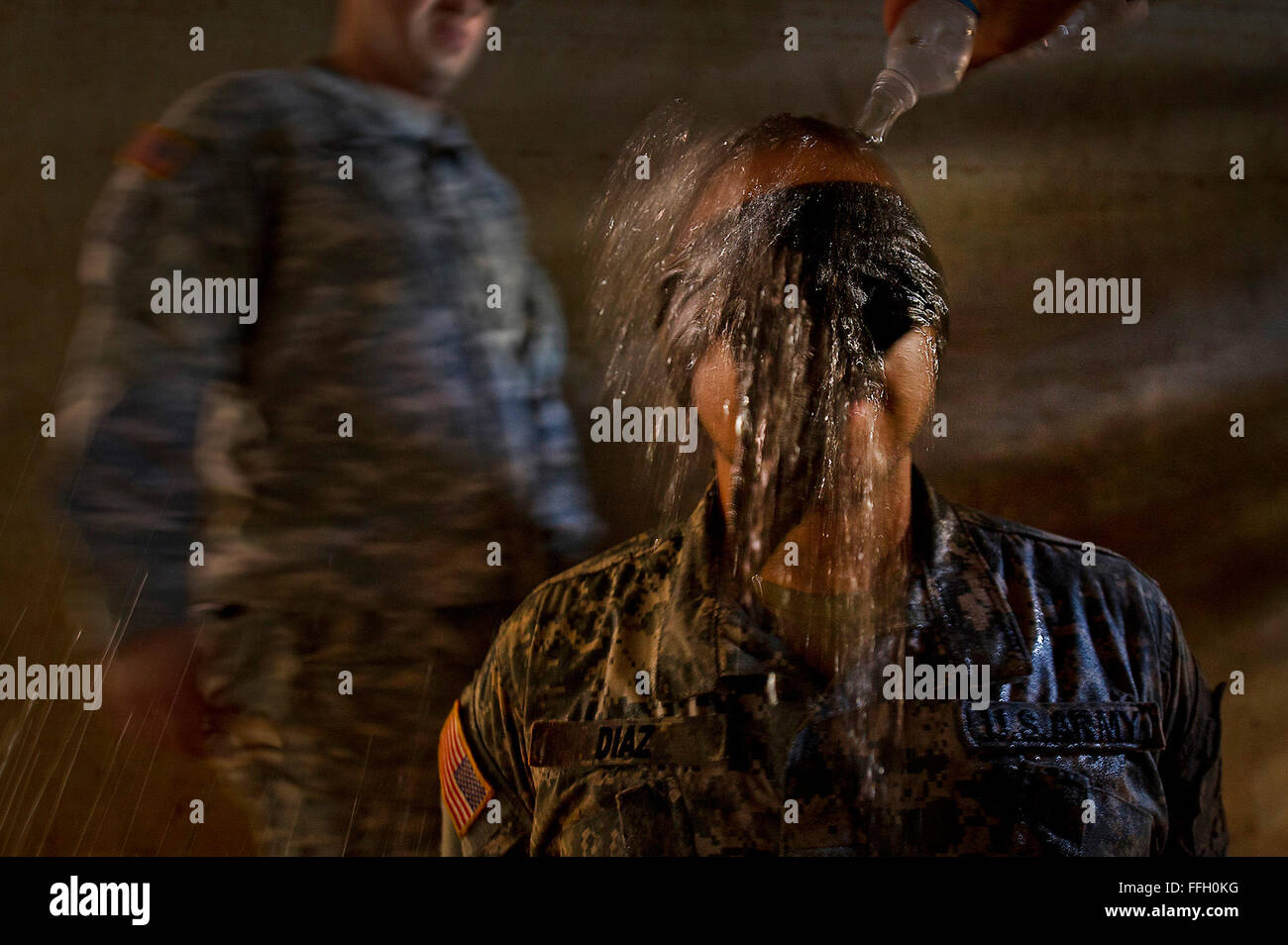 Le sergent de l'armée américaine. Fernando Diaz est aveugle plié et a l'eau glacée sur la tête d'un dumping pendant une simulation d'interrogatoire par les forces de l'opposition avant une 100 question test écrit sur les connaissances médicales, 30 août 2012 à Schofield Barracks, à Wahiawa, Hawaii. Cette procédure a été dans le cadre de la régionale du Pacifique 2012 Commande médicale Meilleure Medic la concurrence ; un 72 heures de test physique et mentale des infirmiers de l'armée américaine le leadership, le travail d'équipe, les tactiques, les connaissances médicales et de guerrier des tâches. Diaz est un combat medic attribué à 568e Compagnie médicale au Camp Humphreys, la Corée du Sud. Banque D'Images