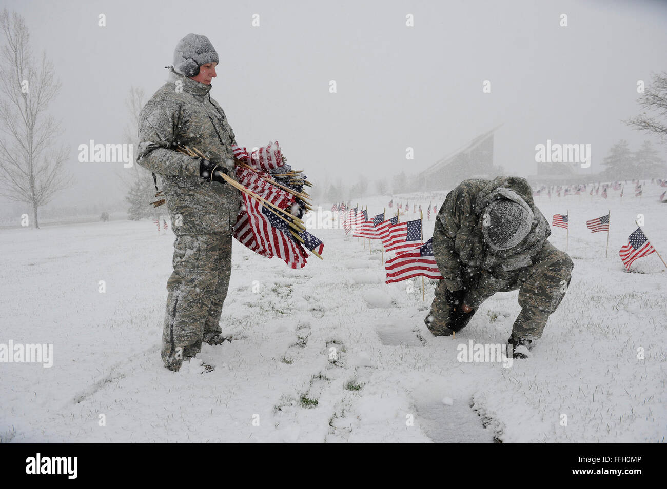 U.S. Air Force Tech. Le Sgt. Sara Bauer, 388e Escadron de maintenance des composants du système de carburant d'aéronefs artisan, et le sergent. Felipe Mendoza, 75e Escadron de soutien de la Force premier mandat d'un membre chargé de cours, placez les drapeaux ci-dessus les tombes de militaires américains au Veterans Memorial Park, Bluffdale, Utah, Novembre 9, 2012. Un groupe de bénévoles de Hill Air Force Base a aidé le personnel du parc Memorial place flags par plus de 4 300 tombes militaires pour commémorer la Journée des anciens combattants. Banque D'Images