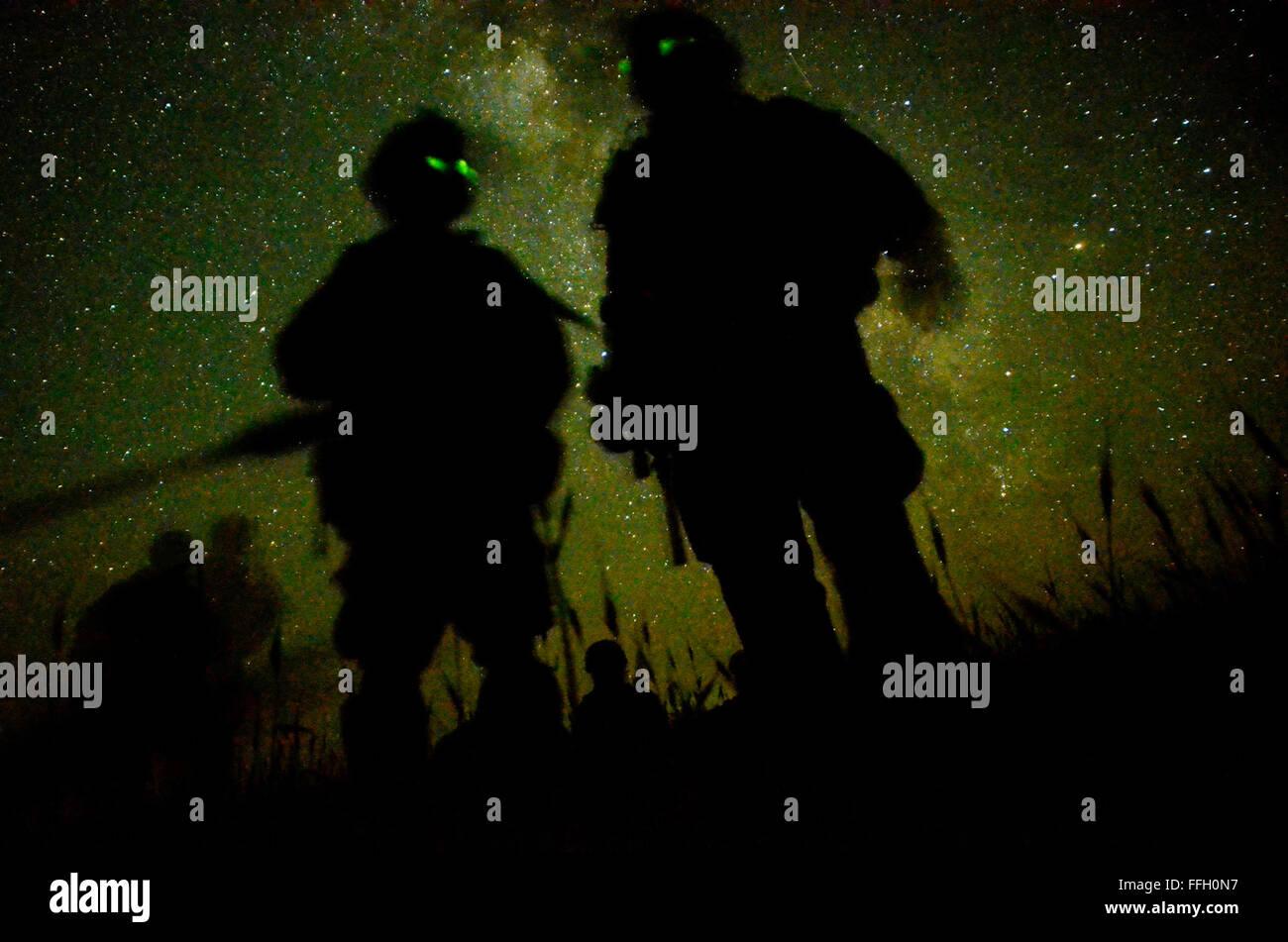 Les soldats de l'armée américaine avec le 1er bataillon du 501e Régiment d'infanterie leur zone de numérisation, le 2 mai 2012, près de l'avant poste Sabari, Afghanistan. Les soldats ont commencé une mission d'assaut aérien près de la frontière pakistanaise de l'Est de l'Afghanistan, la province de Khost. Banque D'Images