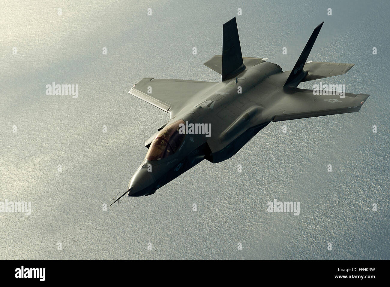 Un F-35 Lightning II, à partir de la 461th Escadron d'essais en vol, Edwards Air Force Base, Californie, reçoit le carburant dans un Boeing KC-135 Stratotanker, à partir de la 151e Escadre de ravitaillement d'air, de l'Utah Air National Guard, 22 février 2012. La 151e Escadre de ravitaillement en vol d'air prend en charge régulièrement dans tout l'ouest des États-Unis. Banque D'Images