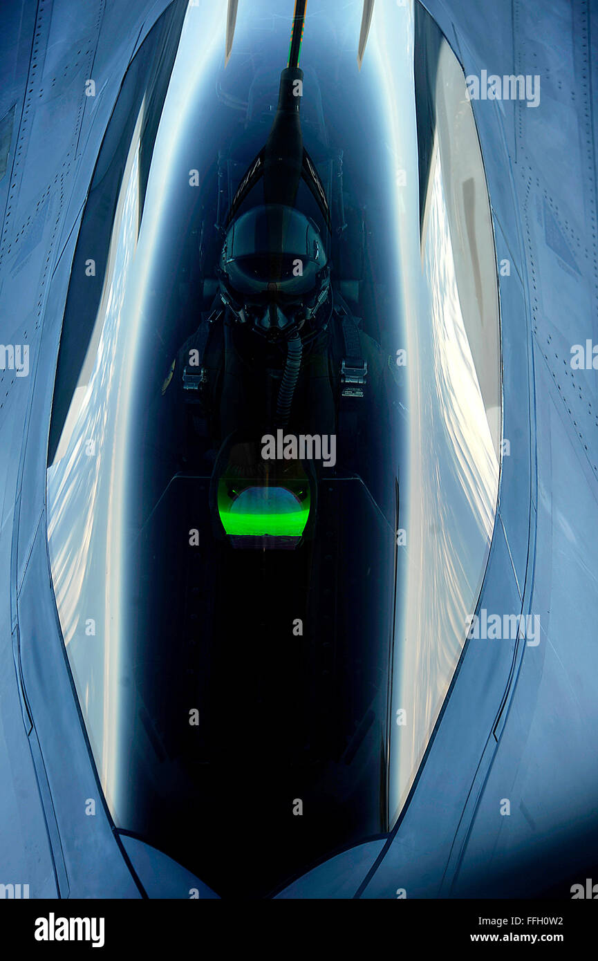 Le F-22 Raptor, qui fait partie de la 1st Fighter Wing et de la 756th Air Reaveling Squadron, est ravitaillé par un KC-135 Stratotanker à joint base Andrews. Ce ravitaillement garantit que le F-22 peut effectuer des missions à longue portée. Banque D'Images