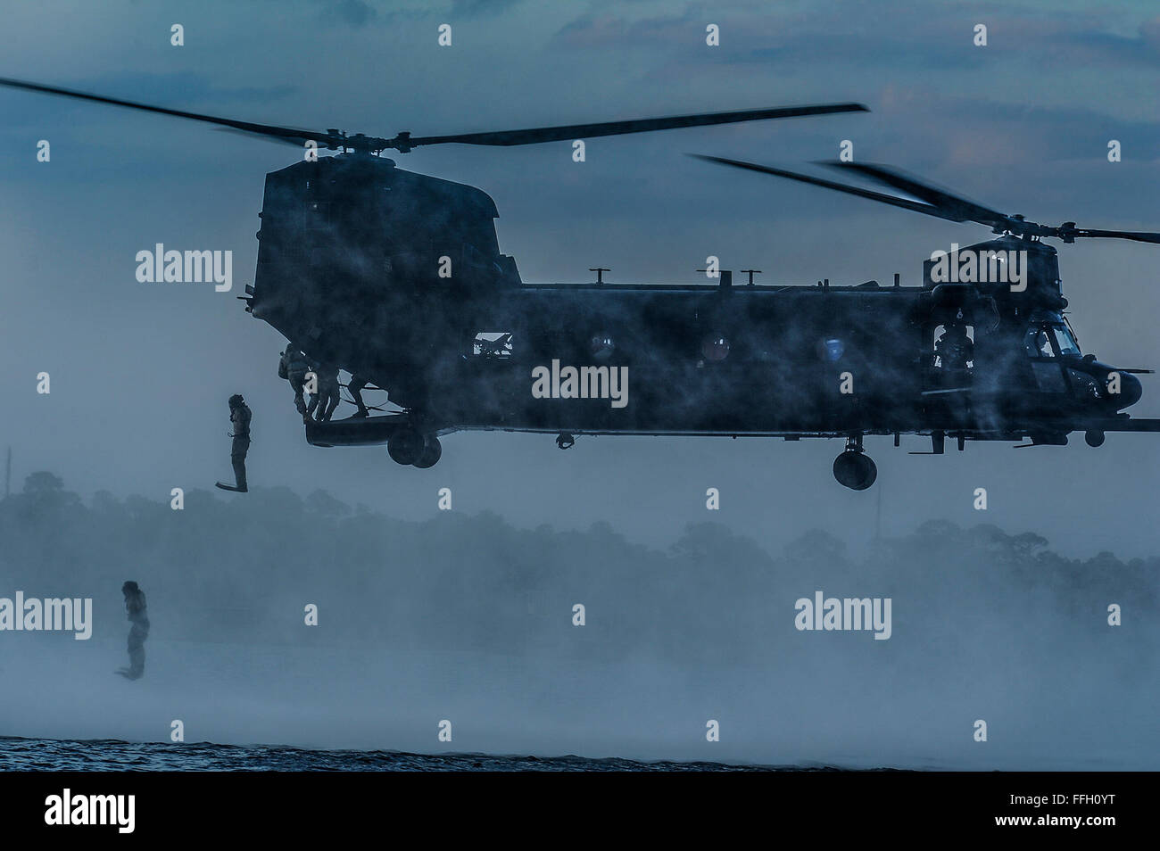 Aviateurs du 23e Special Tactics Squadron aller à l'arrière d'un MH-47 Chinook à Wynnehaven Beach, en Floride, l'hélicoptère effectue déguisée que l'infiltration, l'exfiltration, air assault, de ravitaillement et de l'élingue-les opérations de chargement dans un large éventail de conditions environnementales. Banque D'Images