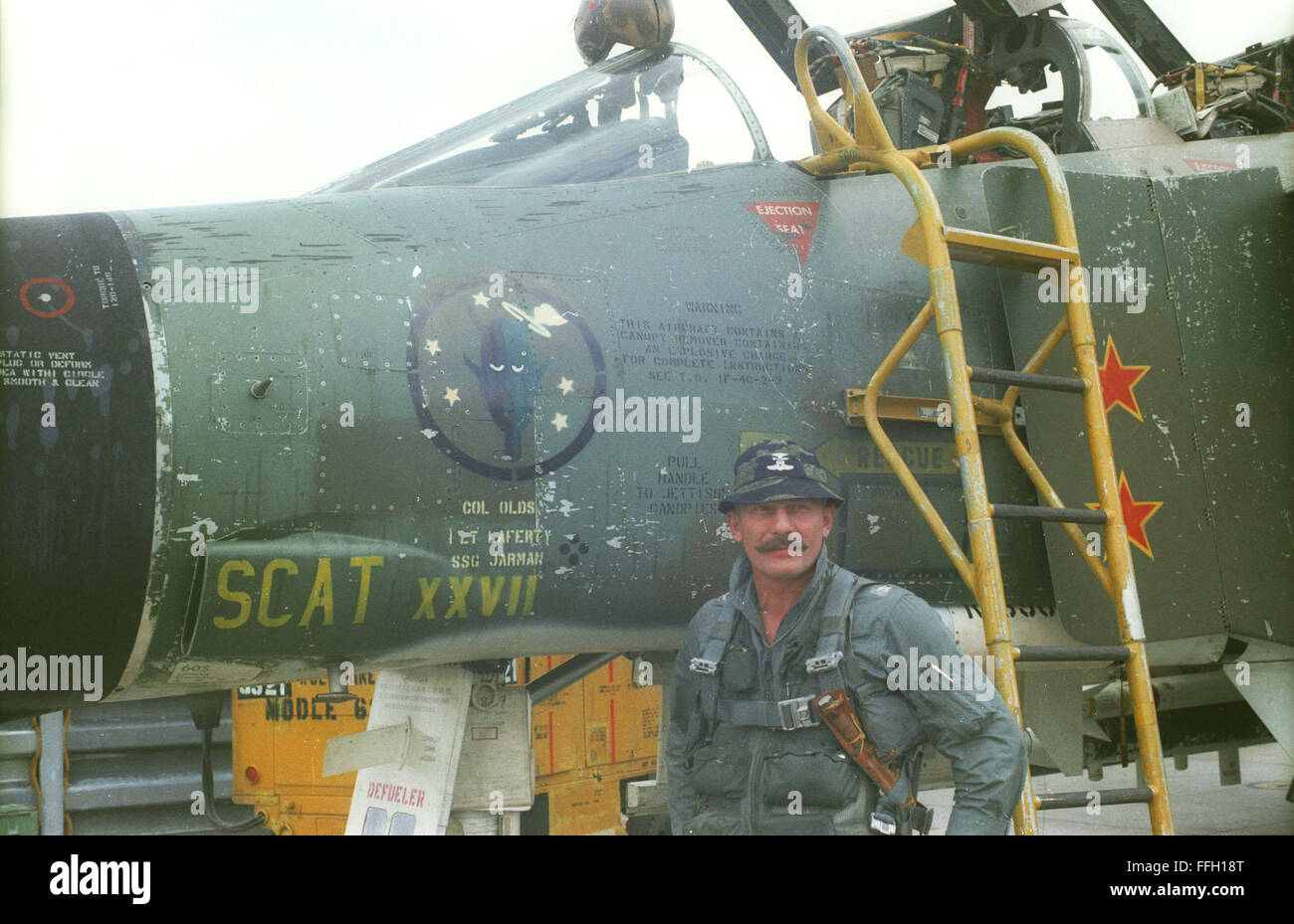 Le colonel Robin Olds se trouve à côté de ses F-4C Phantom II, nommé le ...