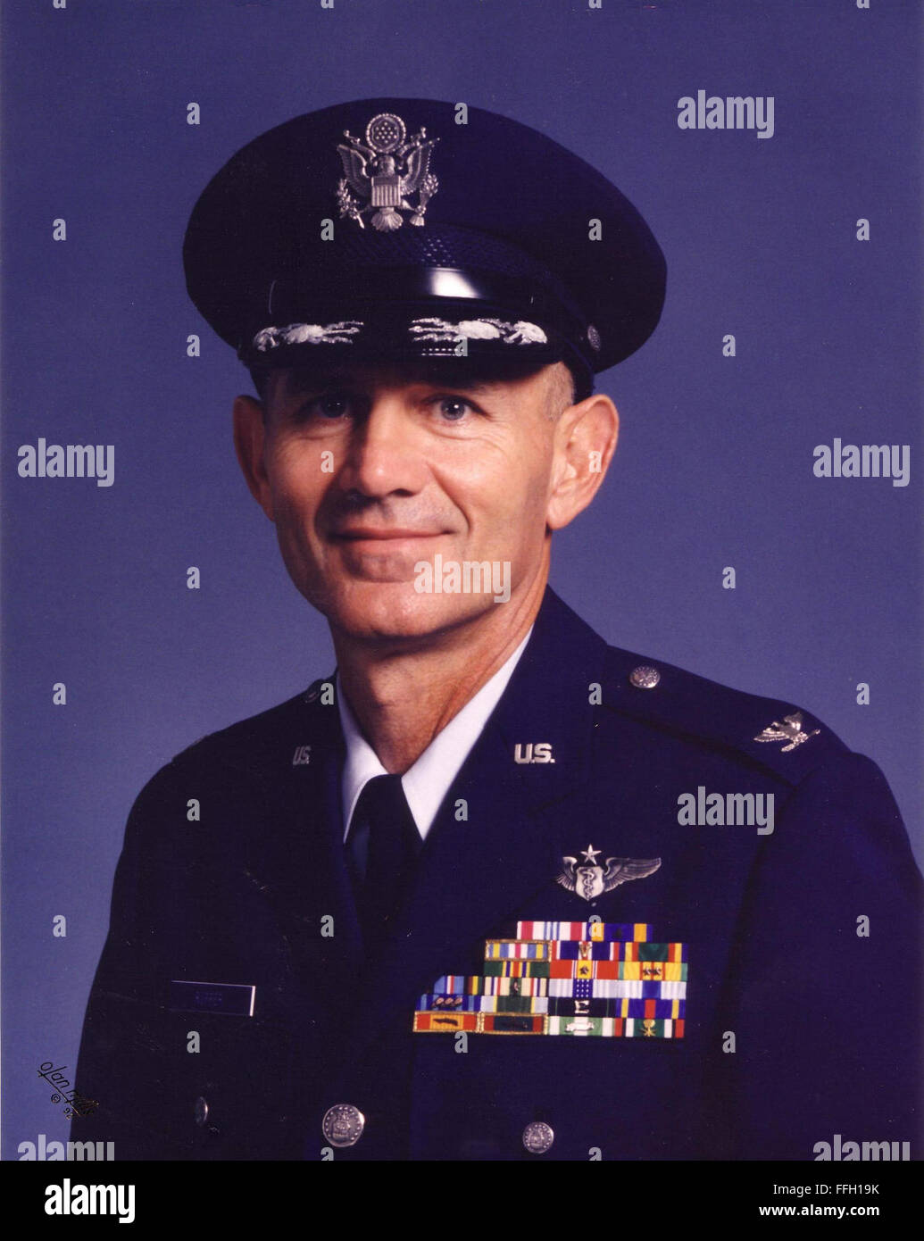 Après avoir servi dans le Corps des Marines et de la Marine, ancien colonel de l'Armée de l'air (DR) James Ruffer rejoint l'Air Force et devient médecin. Banque D'Images