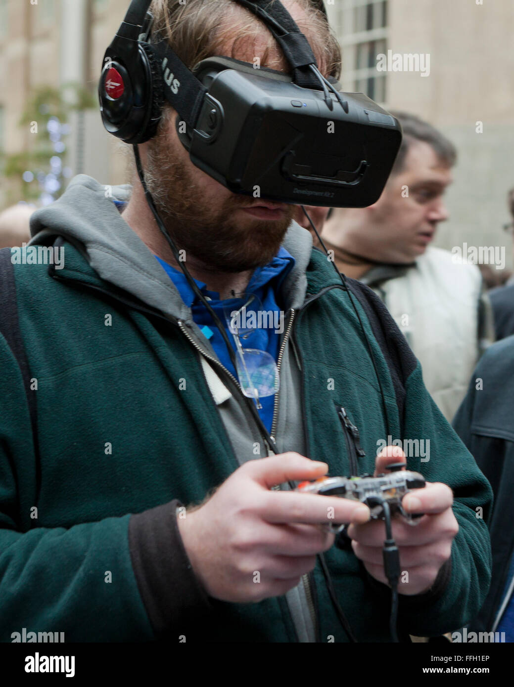 L'homme jouant un jeu de réalité virtuelle le port d'un casque - USA Banque D'Images