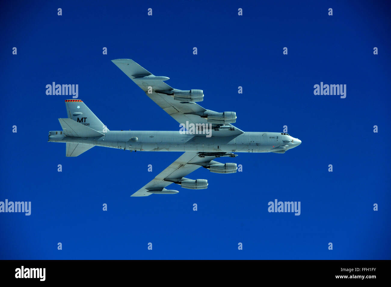 Un B-52H Stratofortress monte sur le ciel du Dakota du Nord, au cours d'une sortie de formation. L'aéronef est affecté à la 23e Bomb Squadron, Minot Air Force Base, N.D. Banque D'Images