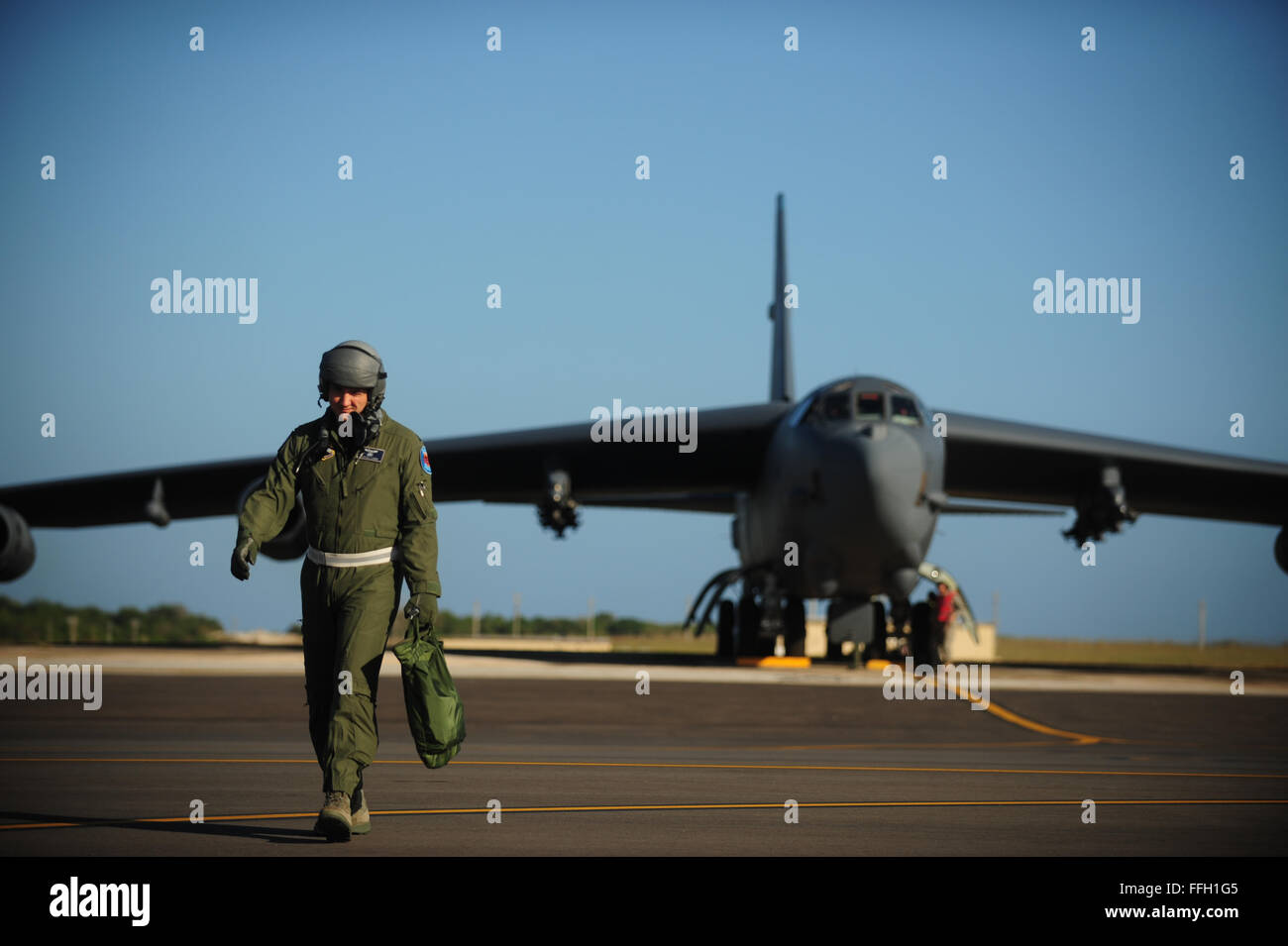 Le capitaine Joshua Logie s'éloigne d'un B-52 Stratofortress à Andersen Air Force Base, Guam, après une mission dans le cadre de l'exercice Faire face nord. L'Armée de l'air et l'Air Force d'autodéfense japonaise conduite Faire face au nord chaque année pour accroître la préparation au combat et l'interopérabilité, en se concentrant sur la coordination et l'évaluation d'air tactiques, techniques et procédures. Banque D'Images