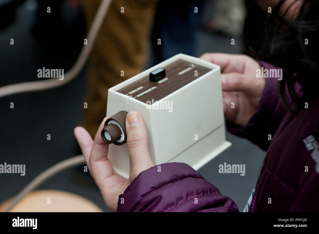 Boy vintage en utilisant un contrôleur de jeu - USA Banque D'Images