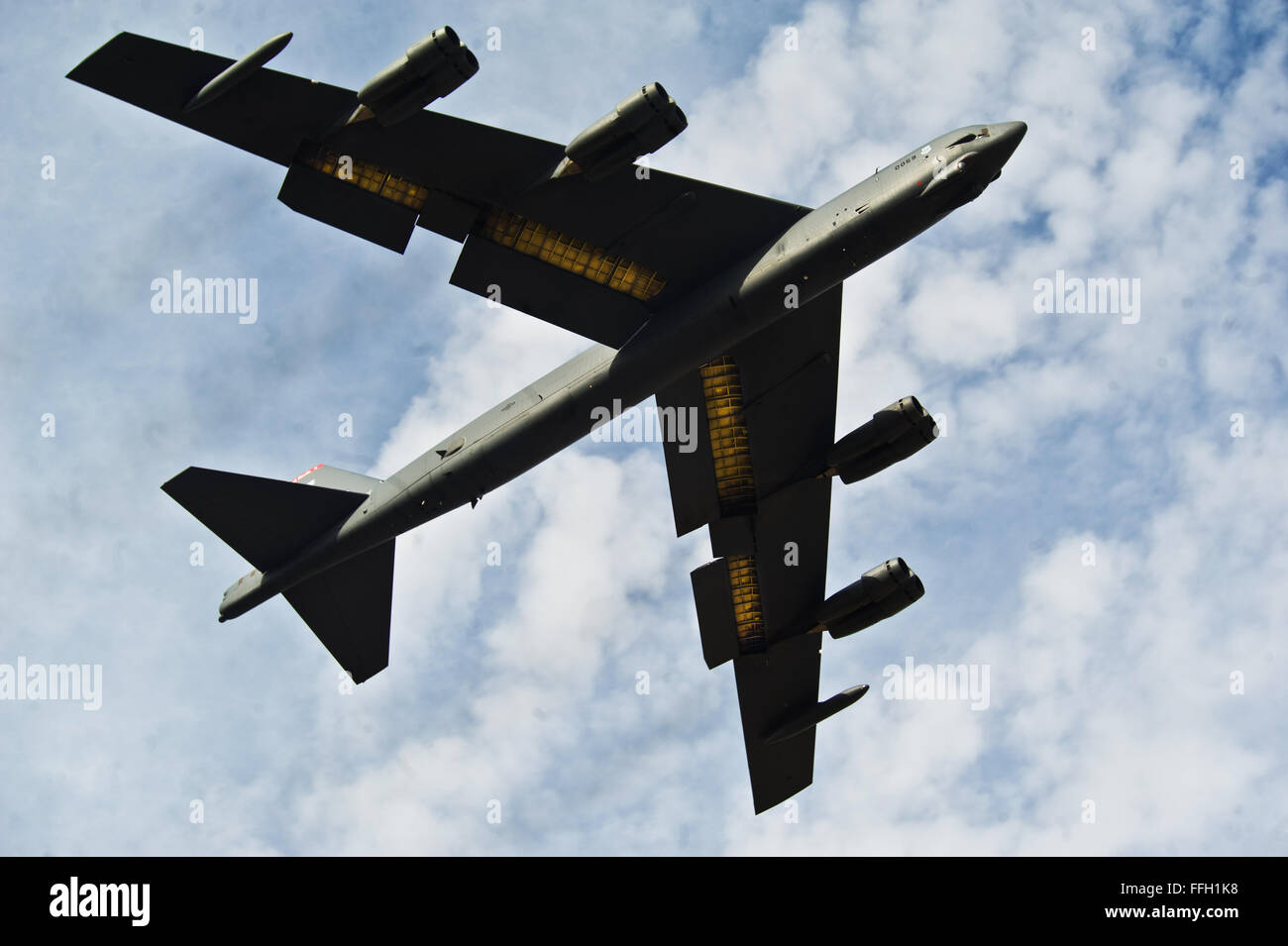 Un B-52H Stratofortress survole Minot Air Force Base, N.D., pendant un exercice d'entraînement. L'exercice à l'épreuve la capacité de l'équipage des avions et les membres de l'équipe de base des chefs pour lancer efficacement et en toute sécurité tous les avions impliqués dans une succession rapide. Banque D'Images
