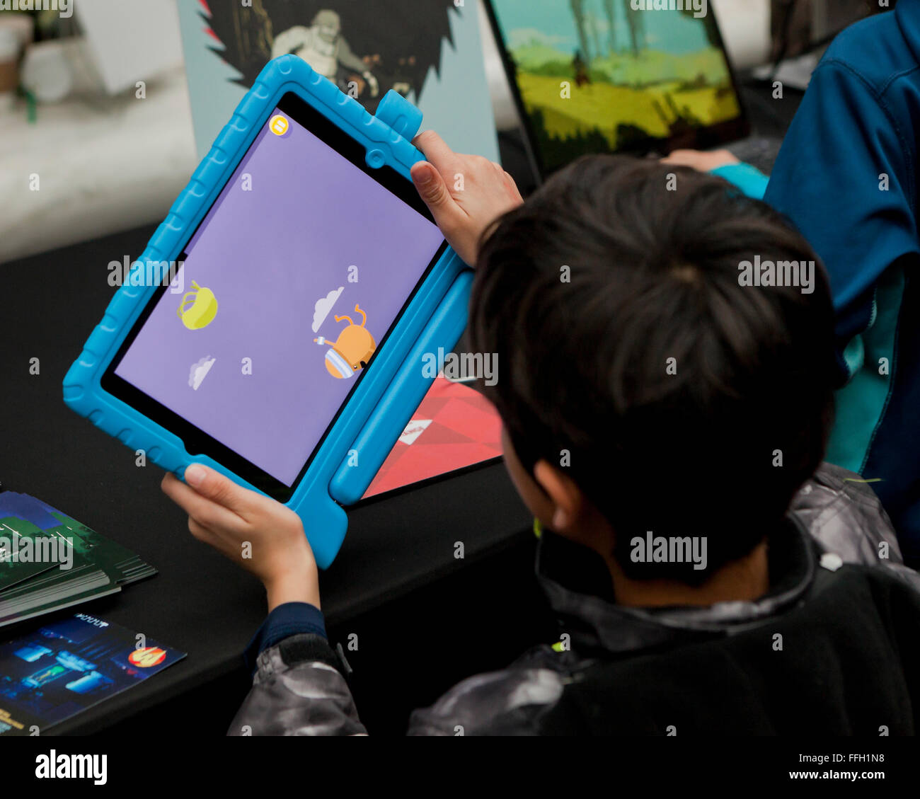 Boy using tablet PC pour jouer jeu - USA Banque D'Images