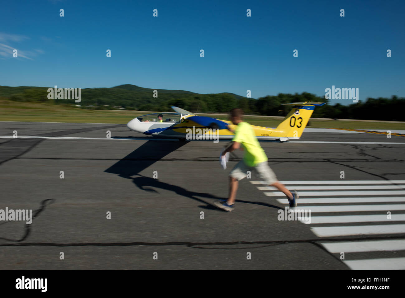 Les coureurs courent le long de côté et maintenir le niveau de l'aile du planeur jusqu'à ce qu'il a assez de vitesse pour le pilote à prendre le contrôle au cours de la région nord-est de l'Académie de planeur à Springfield, Vermont), en plus de tenir l'aile, l'aile-runner communique à la fois avec l'avion remorqueur de planeurs et les pilotes utilisant des signes de la main. Banque D'Images