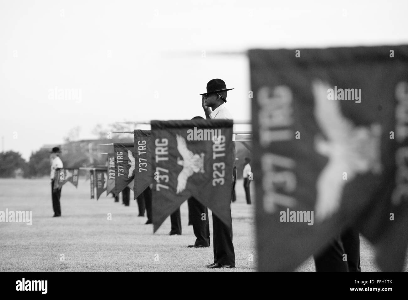 Instructeur de formation militaire, technique. Le Sgt. Chananyah Stuart, rend un hommage lors de la cérémonie de remise des diplômes à la pratique Joint Base San Antonio-Lackland's parade ground. Stuart's vol est obtenu après huit semaines de formation militaire de base. Banque D'Images
