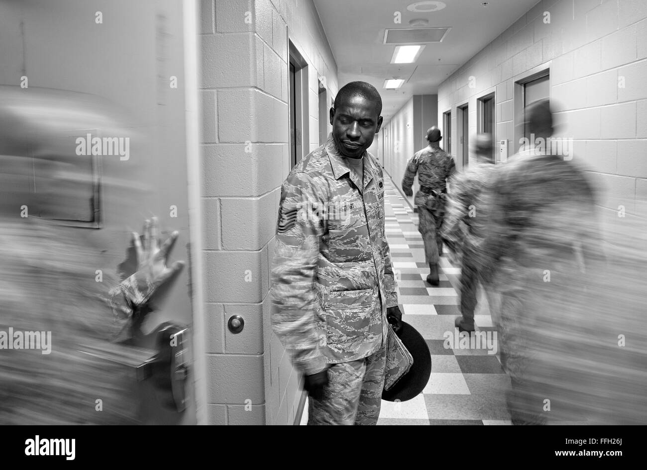 323e Escadron d'entraînement militaire, formatrice, Tech. Le Sgt. Chananyah Stuart, observe ses stagiaires quittent leur dortoir pour un rendez-vous à Joint Base San Antonio-Lackland, Texas. Pendant les premiers jours de formation, les stagiaires ne sont jamais assez rapide pour gagner l'approbation de Stuart. Banque D'Images