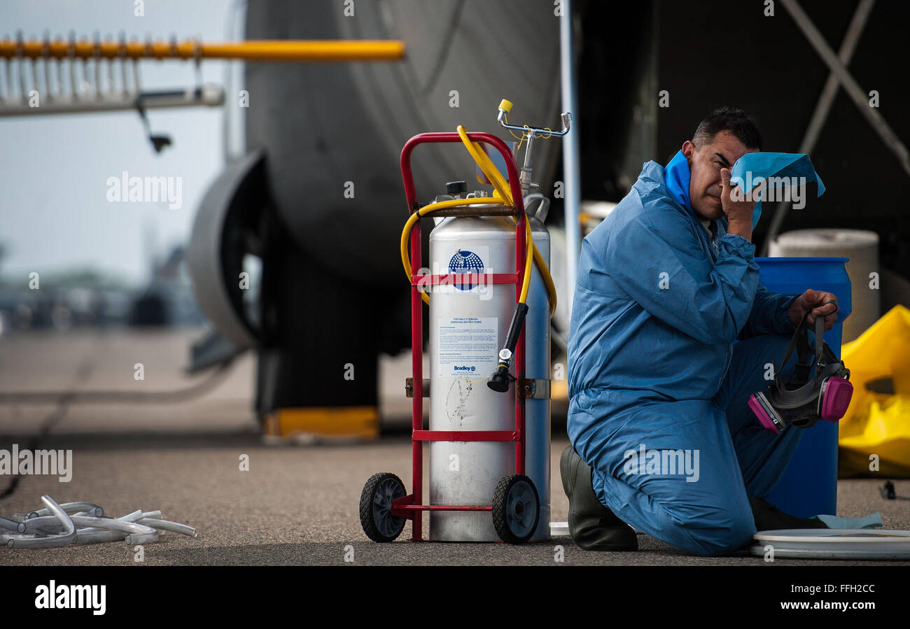 Un aviateur de la 910th Airlift Wing à Youngstown (Ohio) Gare de la Réserve aérienne, s'essuie le visage après avoir retiré son masque de protection respiratoire à Joint Base Charleston, S.C. l'équipage du Hercules C-130 pour pulvériser les moustiques à la base et maintient le ministère de la Défense est qu'une grande surface, des capacités d'épandage aérien pour contrôler maladie transport et insectes nuisibles. Banque D'Images