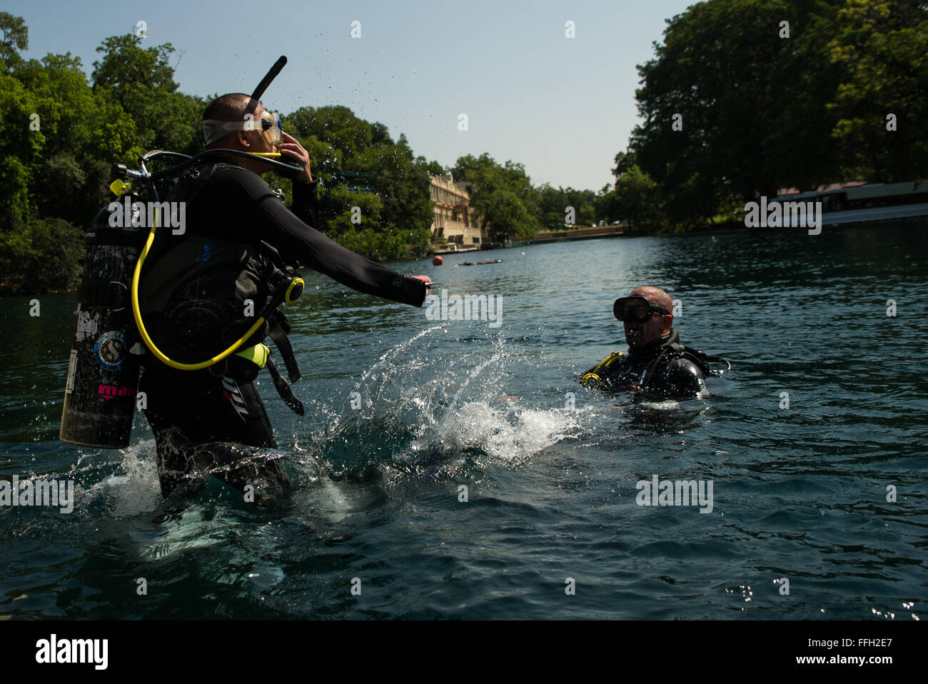 Un guerrier blessé saute dans l'eau, tout en participant à un cours de plongée sous-marine à Spring Lake à San Marcos, Texas. Le Centre de réadaptation de l'Intrépide fournit pour l'Opération Liberté pour l'Irak et l'opération Enduring Freedom de victimes qui ont subi une amputation, brûlures ou fonctionnels, l'amputation, et fournit de l'éducation à la Défense et département des Anciens Combattants professionnels sur les modalités de réhabilitation de pointe, et de promouvoir la recherche dans les domaines de l'orthopédie, prothèses, physique et de la réadaptation professionnelle. Banque D'Images