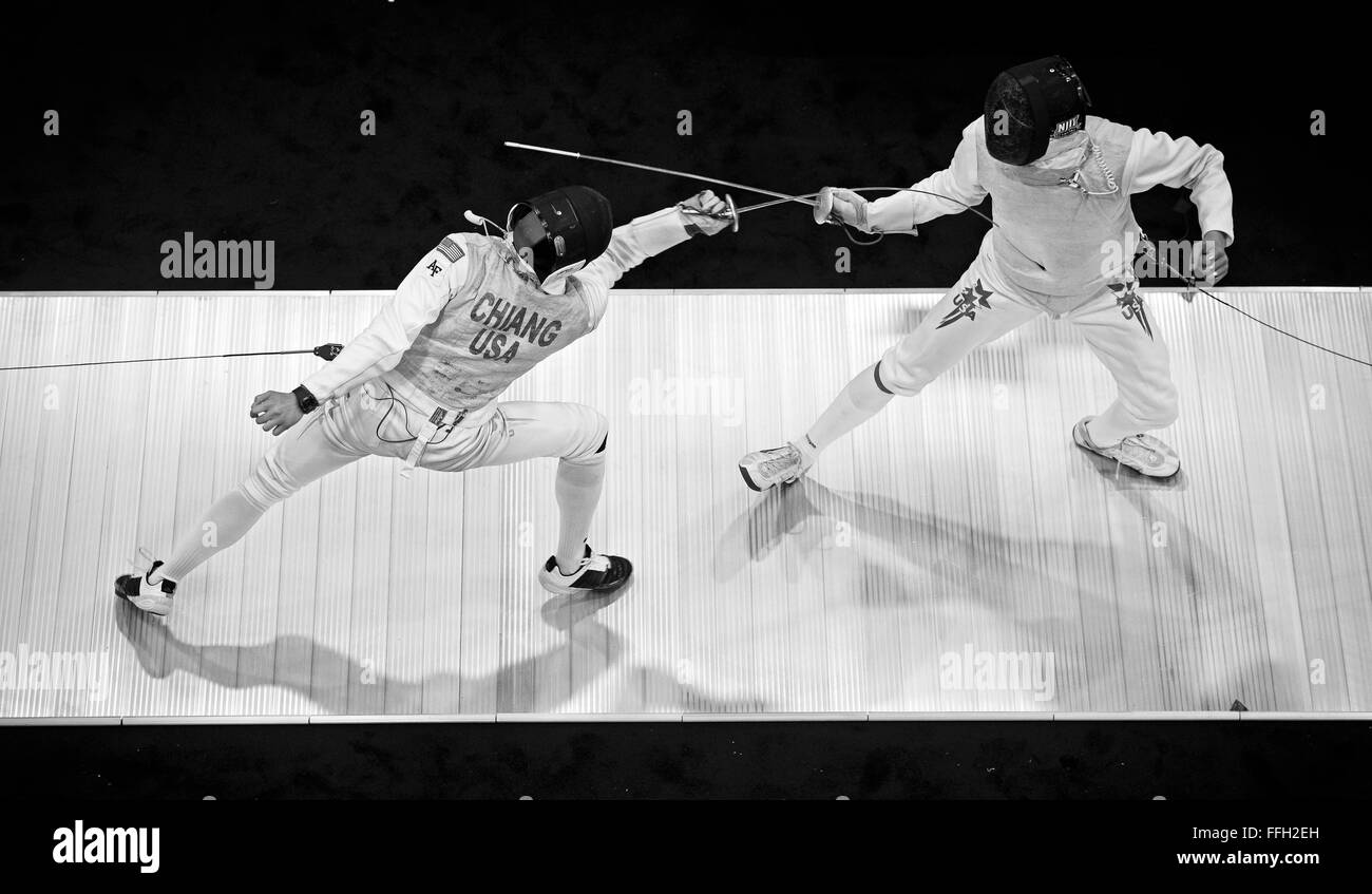 Alex Chiang hits son adversaire pour marquer un point lors d'une feuille de match à la NCAA 2014 escrime à l'Ohio State University à Columbus, Ohio. L'aluminium est utilisé comme une arme d'estoc seulement. Contact avec le côté de la lame d'une gifle ou barre oblique n'entraîne pas de score. Le fleuret est l'une des trois armes de l'escrime moderne, avec les deux autres étant l'épée et au sabre. Banque D'Images