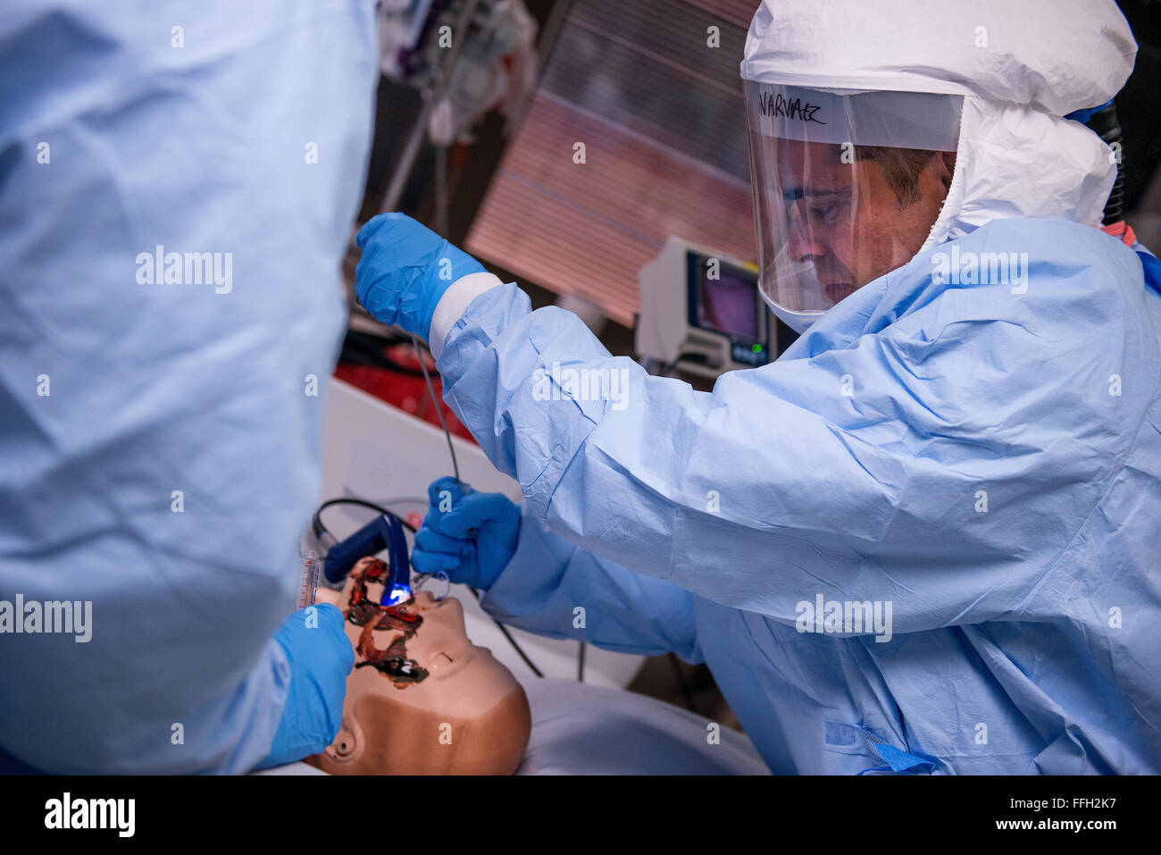 Le Major de l'armée américaine (Dr) Joseph Narvaerz traite une contre l'Ebola mannequin de simulation lors d'un cours de formation d'une semaine destinée à préparer de militaires professionnels pour répondre à une épidémie d'Ebola dans les États-Unis. Narvaez est partie d'une intervention médicale d'une trentaine de membres de l'équipe qui peut répondre rapidement à la demande du ministère de la Santé et des Services gouvernementaux et approuvé par le Secrétaire à la défense. Banque D'Images