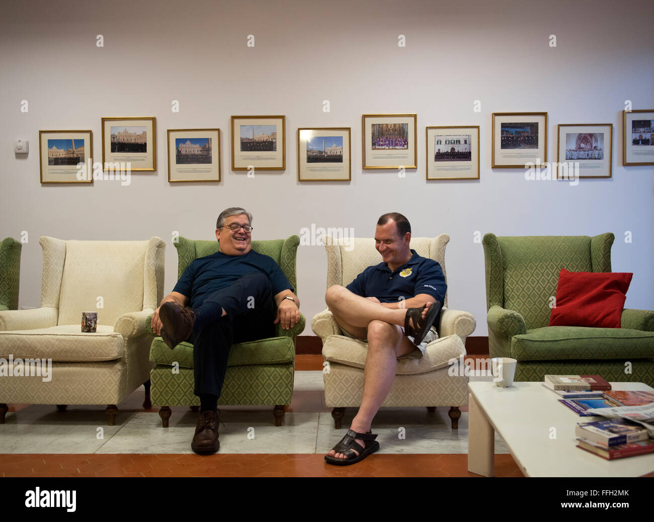 Aumônier à la retraite (Lt. Le colonel) Stephen Voyt (droite) et Mgr Anthony Mancini partager un rire ensemble dans la salle sociale des participants du congé sabbatique dortoir. Banque D'Images