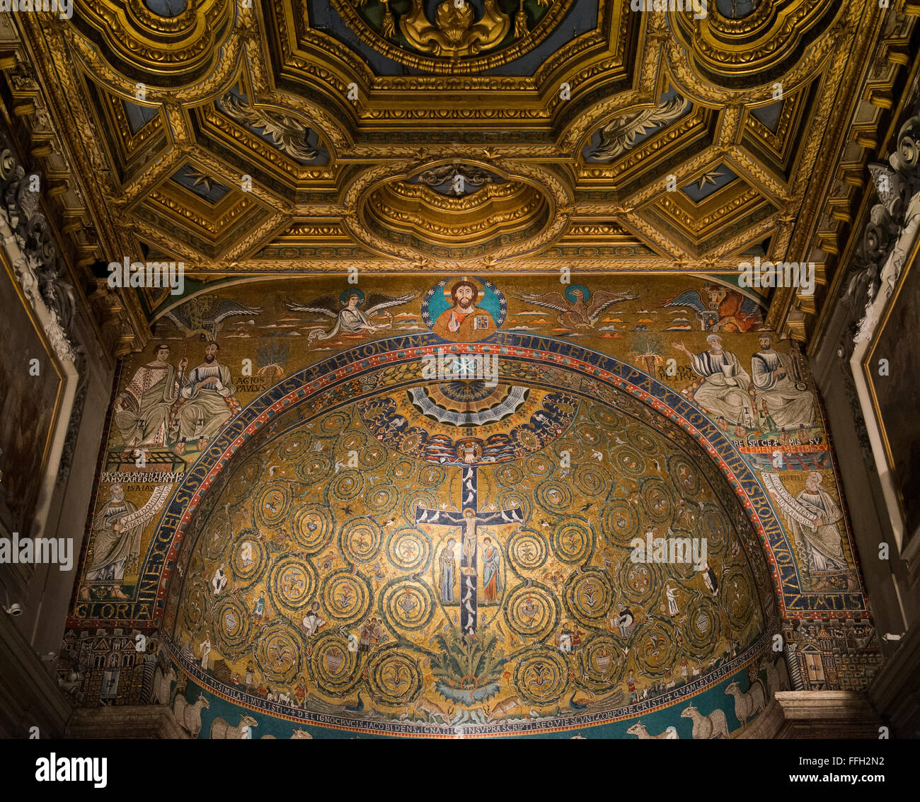 La mosaïque de l'abside de la Basilique de San Clemente à Rome a été construite au 12ème siècle, avec la structure actuelle. La basilique a trois niveaux de l'histoire. Sous la basilique actuelle est une basilique du quatrième siècle. Dans le sous-sol est une structure construite au premier siècle. Banque D'Images