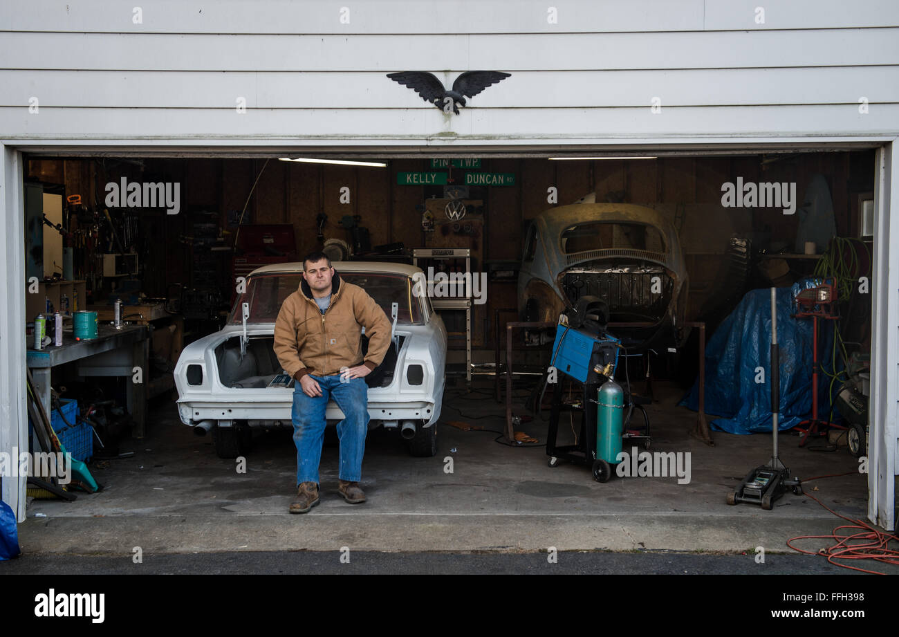 Après avoir travaillé sur sa Volkswagen Beetle 1958, Master Sgt. Randy Rollins se détend pendant un moment dans son garage comme il est assis sur le tronc d'un autre ses voitures classiques. Rollins a travaillé sur les éléments de structure de galaxies C-5 tout au long de sa carrière dans la Force aérienne. Maintenant, Rollins est le 436e Escadron de Maintenance maintenance du surintendant de la production. Banque D'Images