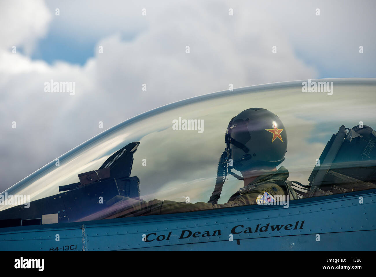 Un F-16 Fighting Falcon pilote désigné pour le 64th Aggressor Squadron porte une étoile rouge, symbole de l'unité, à l'arrière de son casque. La star de l'unité et jaune la faucille et marteau symbolise l'Union soviétique, l'ennemi pendant la guerre froide. Aujourd'hui, le 64e en tant que réplique menaces auxquelles les forces aériennes de combat plutôt qu'un adversaire spécifique. Banque D'Images