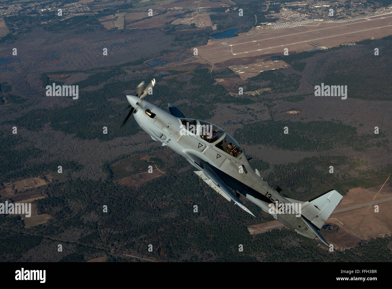 Un A-29 Super Tucano du 81ème escadron de chasse monte au-dessus de Moody Air Force Base, la Géorgie. Le A-29 est un multi-rôle, d'aéronefs à voilure fixe qui fournira l'Afghan Air Force avec un air-sol, les capacités de reconnaissance aérienne et de la capacité de soutenir les opérations de contre-insurrection du pays. Ces appareils seront les premiers avions de chasse dans le premier escadron de chasse. Banque D'Images