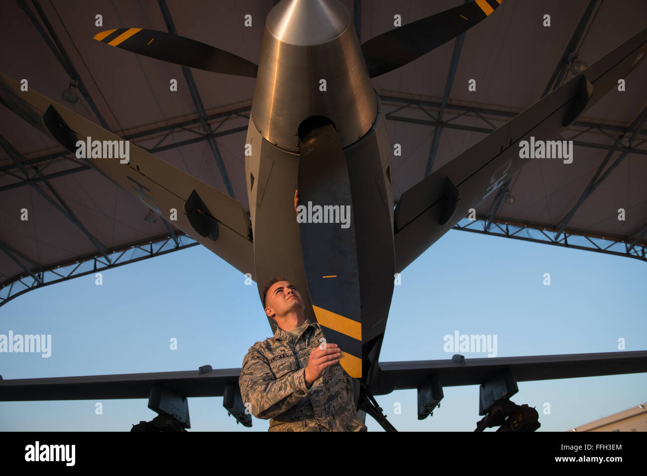 Navigant de première classe Tyler, un 432e Escadron de maintenance des aéronefs MQ-9 Reaper responsable, effectue une inspection après vol après une mission de formation à Creech Air Force Base dans le Nevada. Les responsables fournissent une inspection visuelle à l'avions téléguidés pour détecter les fissures et de prévenir les défaillances possibles pour de futures missions. Banque D'Images