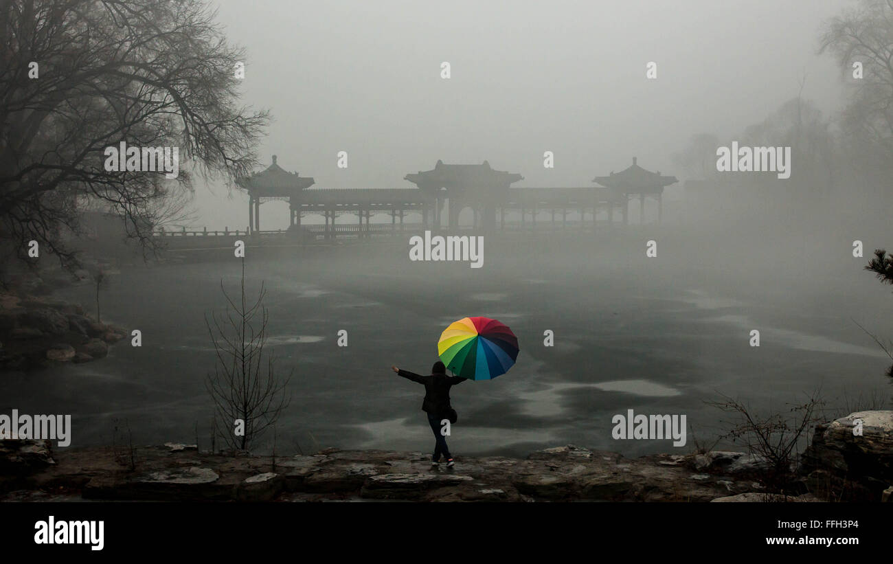 Shanxi, la province de Shanxi. 12 Février, 2016. Un touriste visite le Temple Jinci dans la pluie à Taiyuan, capitale du nord La province de Shanxi, le 12 février 2016. Jinci Temple a été construit pour la première fois au cours de la période de la WEI (386-534) en commémoration de Shuyu, le second fils de l'empereur de la dynastie Zhou Wuwang (1100-771 av. J.-C.). Crédit : Li Jianbo/Xinhua/Alamy Live News Banque D'Images