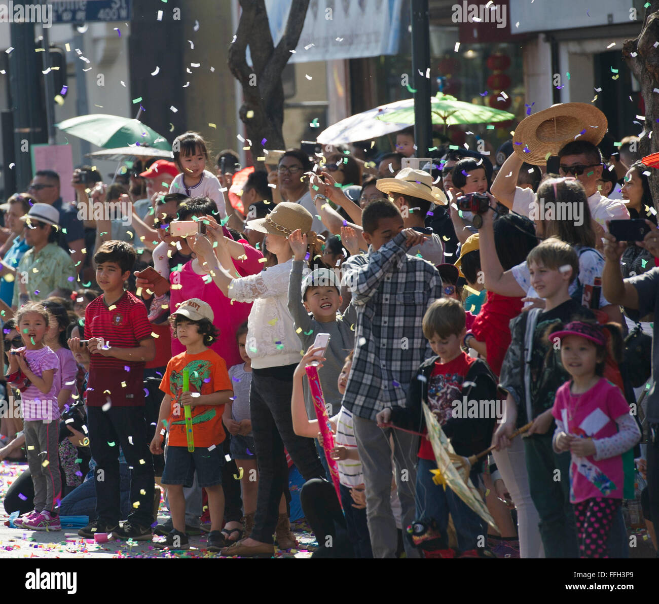 Los Angeles, USA. Feb 13, 2016. Les gens restent debout le long de la rue pour profiter de la Parade du Nouvel An chinois à Los Angeles, États-Unis, le 13 février 2016. Crédit : Yang Lei/Xinhua/Alamy Live News Banque D'Images
