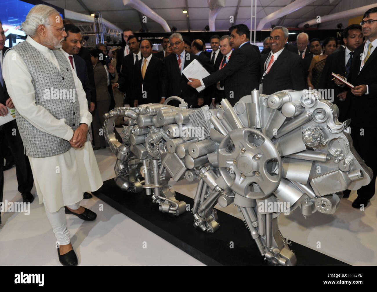 Mumbai, Inde. Feb 13, 2016. Le Premier Ministre indien Narendra Modi (avant) ressemble à une statue de lion, symbole de la faire dans la semaine de l'Inde, à la rendre en Inde à Mumbai, Inde, le 13 février 2016. Les six jours de l'événement, qui vise à exposer la puissance de fabrication indienne et d'attirer les investissements des grandes compagnies nationales et mondiales, a lancé samedi à Mumbai. Credit : Stringer/Xinhua/Alamy Live News Banque D'Images