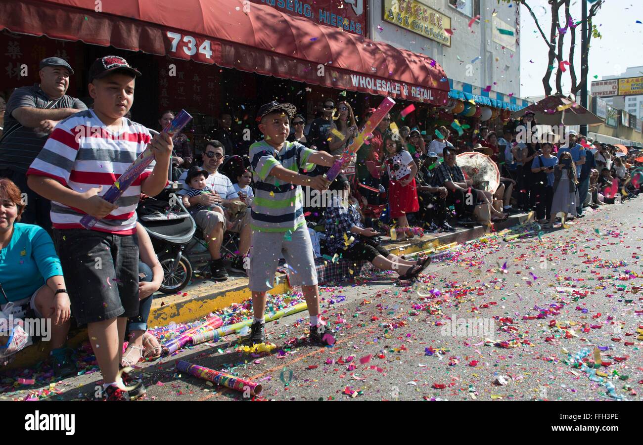 Los Angeles, USA. Feb 13, 2016. Les gens restent debout le long de la rue pour profiter de la Parade du Nouvel An chinois à Los Angeles, États-Unis, le 13 février 2016. Crédit : Yang Lei/Xinhua/Alamy Live News Banque D'Images