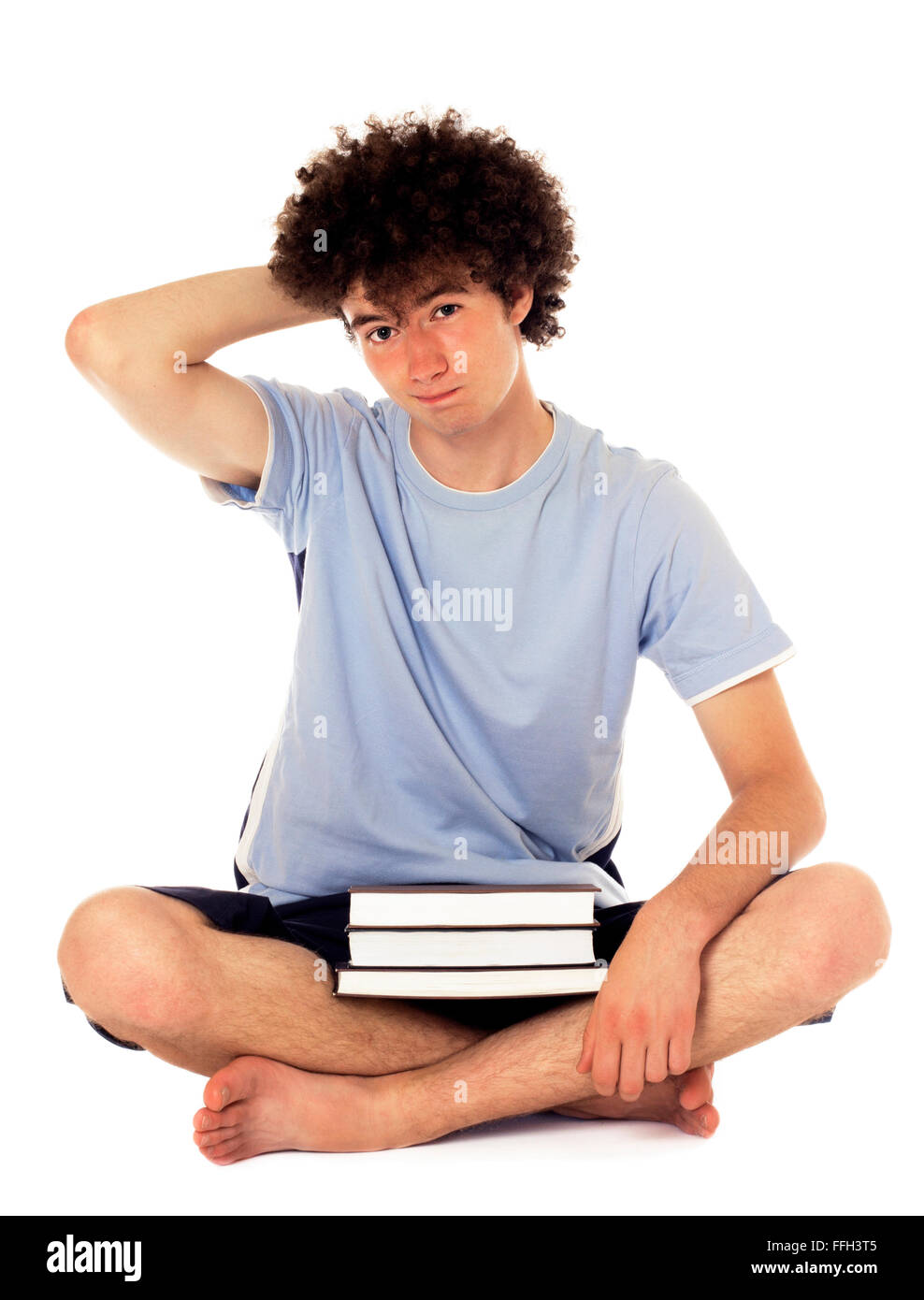 Pensive adolescent avec books assis sur le plancher, à la recherche et a abattu l'apparence. Isolé sur blanc. Banque D'Images