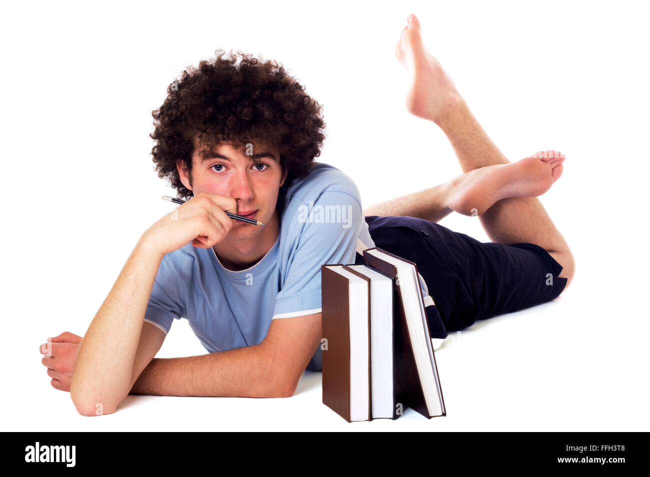 Adolescent pensive avec des livres se trouvant sur le plancher et a abattu l'apparence. Isolé sur blanc. Banque D'Images