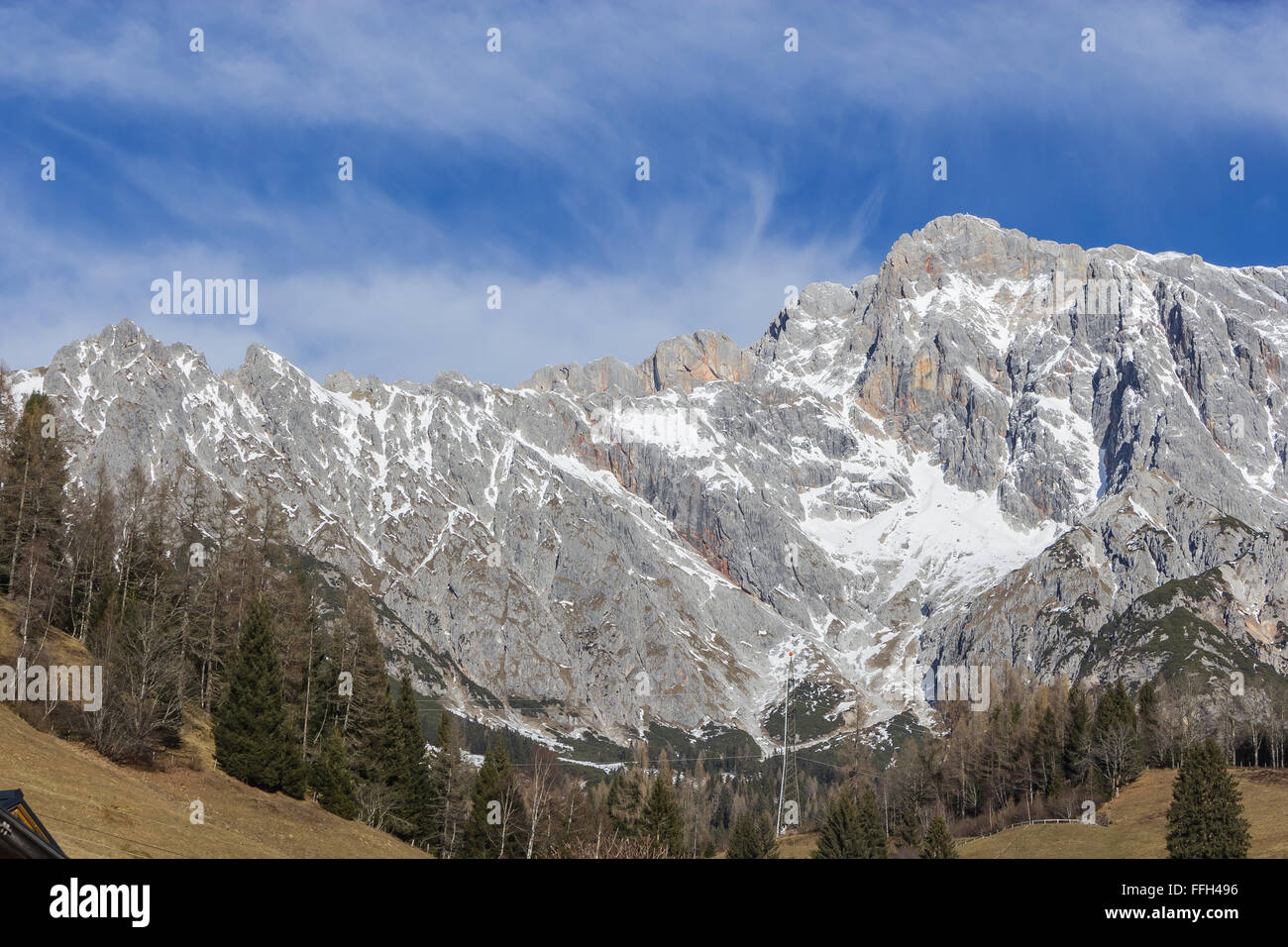 Vue panoramique du paysage hivernal idyllique avec les sommets de montagne dans les Alpes Banque D'Images
