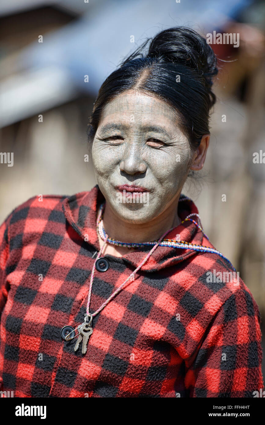 Un U-Pu tribu Menton femme avec des tatouages faciaux, Kanpetlet, Myanmar. Banque D'Images