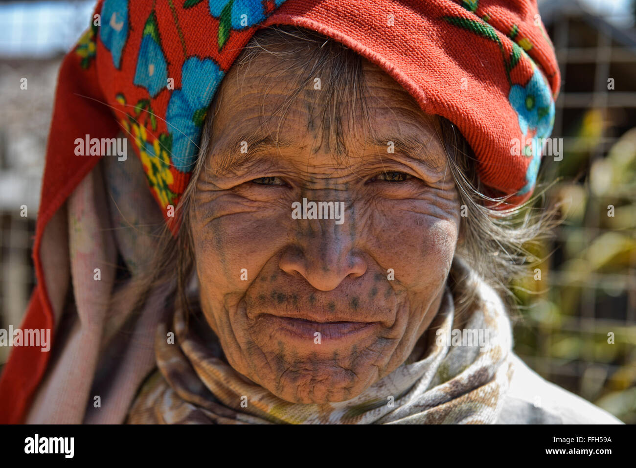 Un menton Muun avec tatouages visage femme, Myanmar, Mindat. Banque D'Images