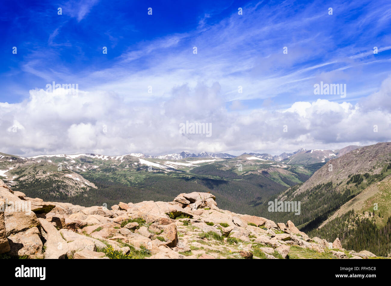 Panorama sur la montagne rocheuse avec une belle clousdscape Banque D'Images