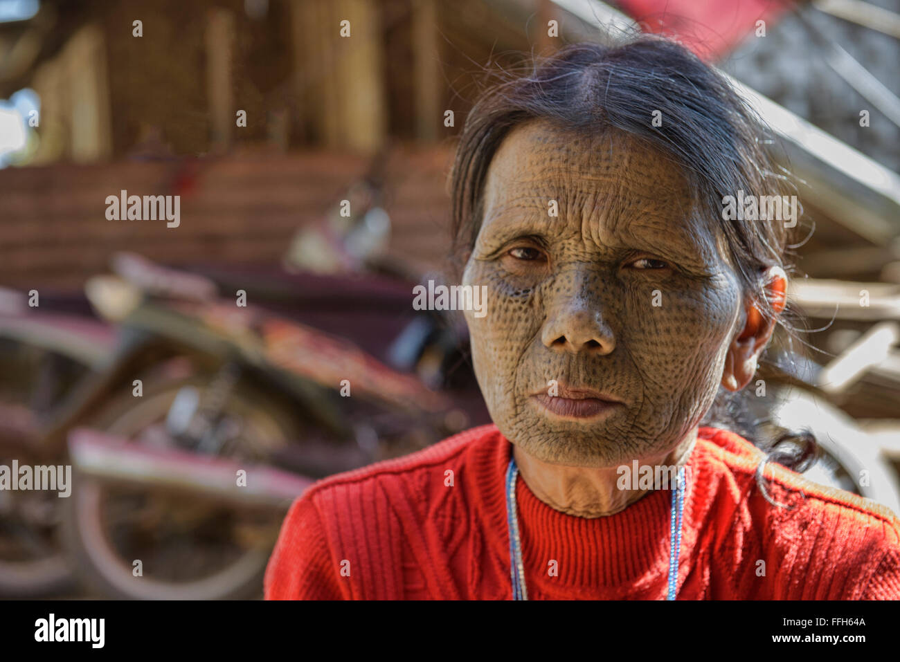 Un menton Ngaya (Daai) woman with face tattoo, Kanpetlet, Myanmar. Banque D'Images