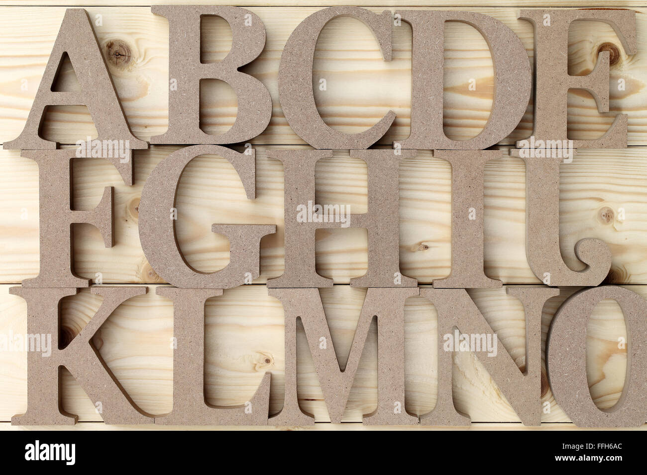 Alphabet en bois blocs avec des lettres, sur fond de bois Banque D'Images