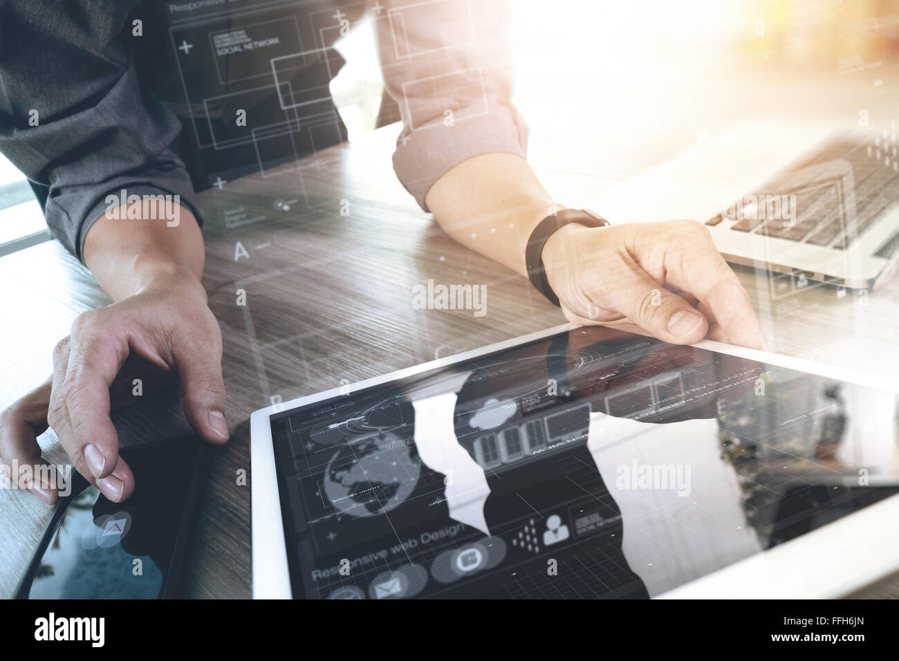 Concepteur de site web et l'ordinateur tablette numérique de travail portable et schéma de conception numérique sur un bureau en bois comme concept Banque D'Images