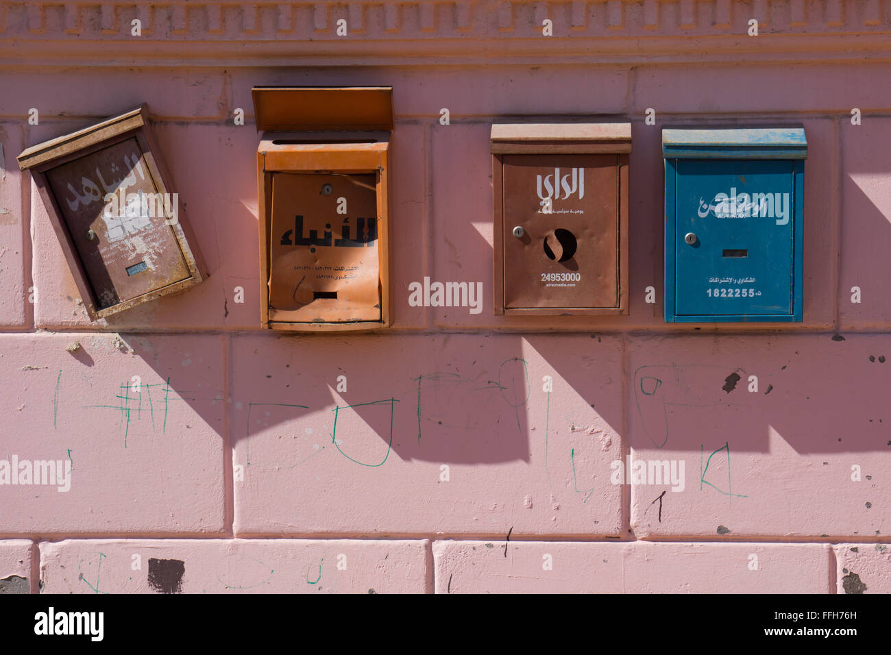 Boîtes aux lettres arabes sur un mur rose Banque D'Images