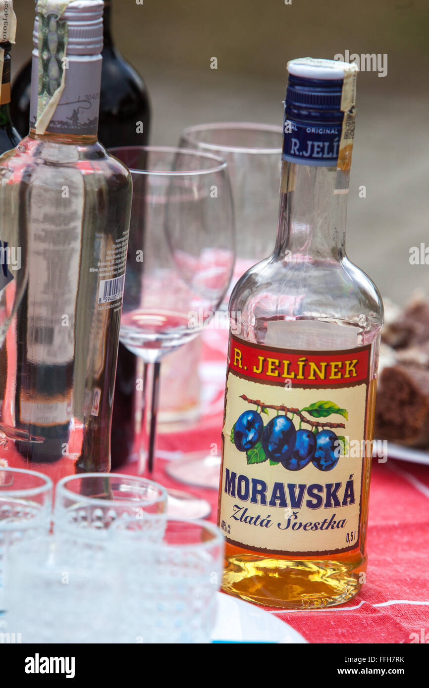 Des bouteilles d'alcool sur le carnaval, Czech village Banque D'Images