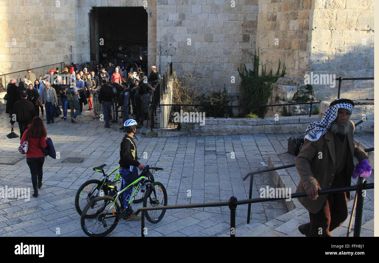 Jérusalem, Jérusalem, territoire palestinien. Feb 13, 2016. Les palestiniens à pied en face de la Porte de Damas, une entrée principale de la vieille ville de Jérusalem le 13 février 2016 Credit : Mahfouz Abu Turk/APA/Images/fil ZUMA Alamy Live News Banque D'Images