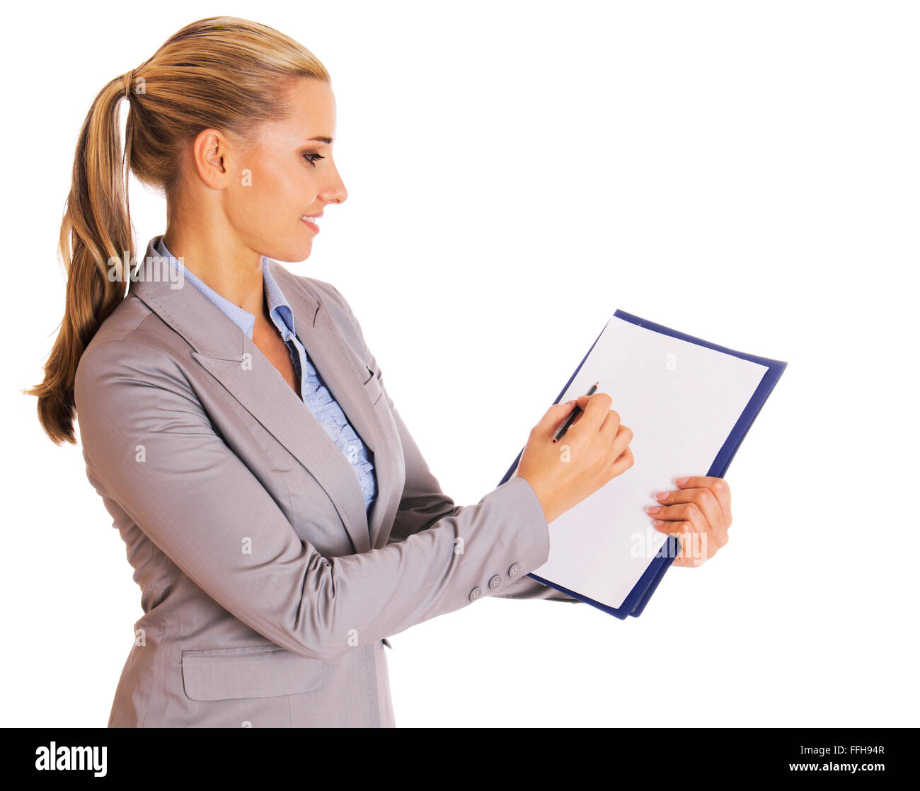 Business Woman taking document, ordinateur portable pour les notes, et des points à quelque chose avec un crayon, isolé sur blanc. Banque D'Images