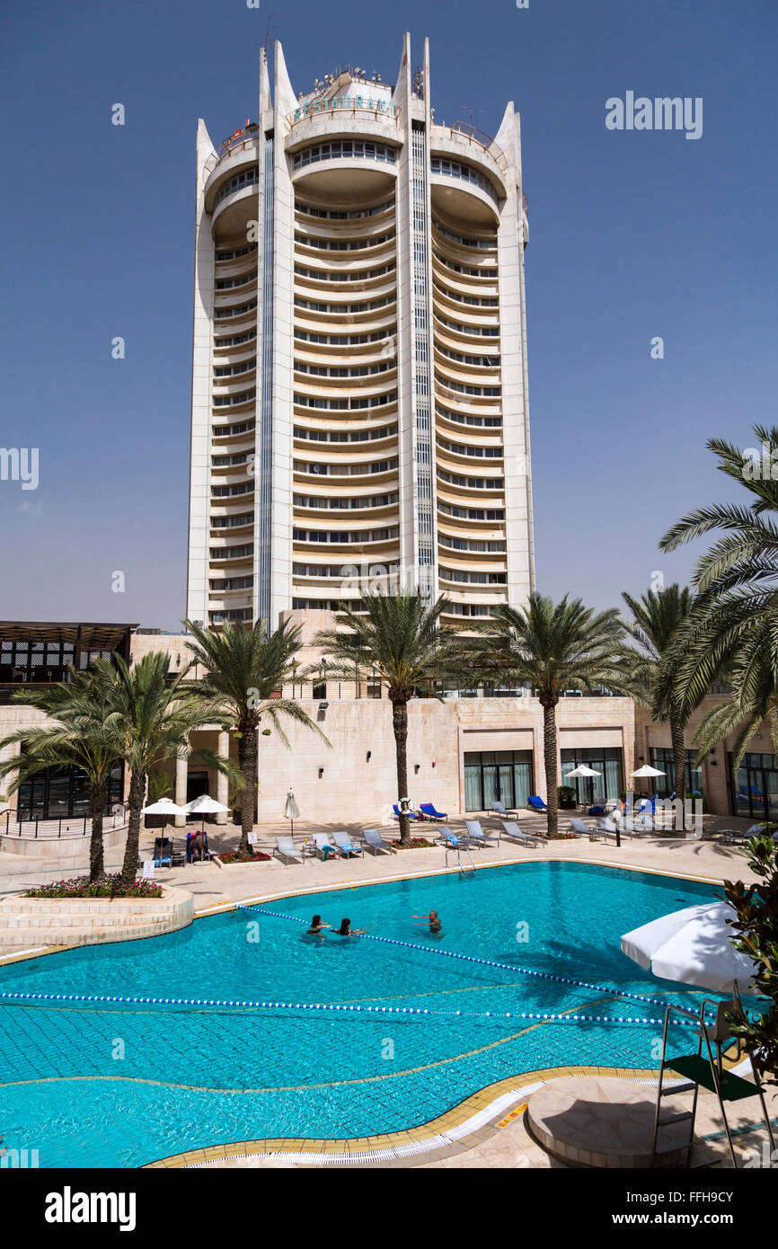 La piscine de l'Hôtel Intercontinental avec une tour de bureaux à Amman,  Royaume hachémite de Jordanie, Moyen-Orient Photo Stock - Alamy
