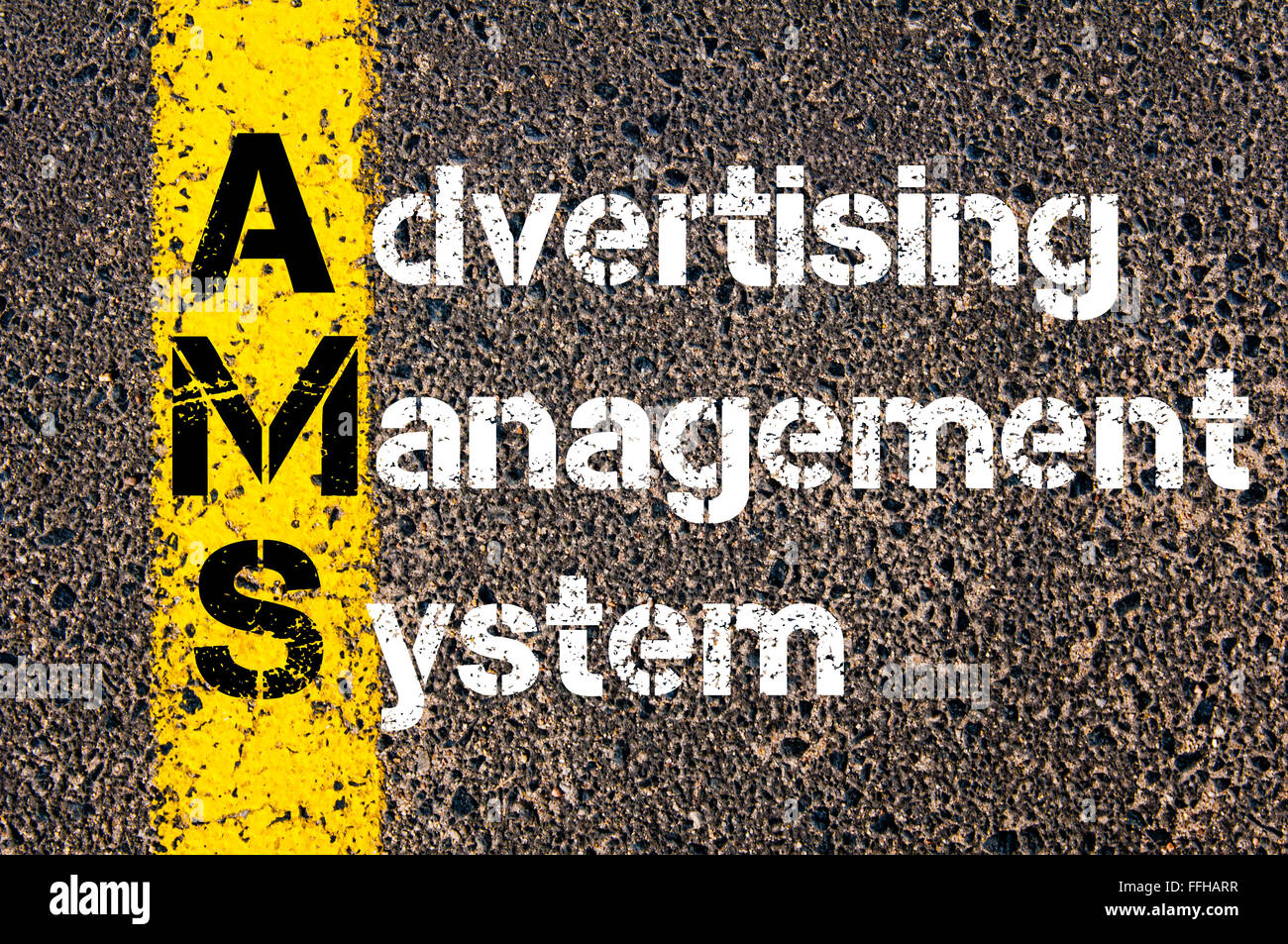 Concept image sigle AMS Système de gestion publicitaire écrit plus de signalisation ligne de peinture jaune Banque D'Images