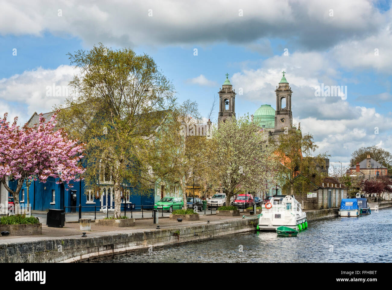 Rivière Shannon front de mer à Athlone au printemps, Irlande Banque D'Images