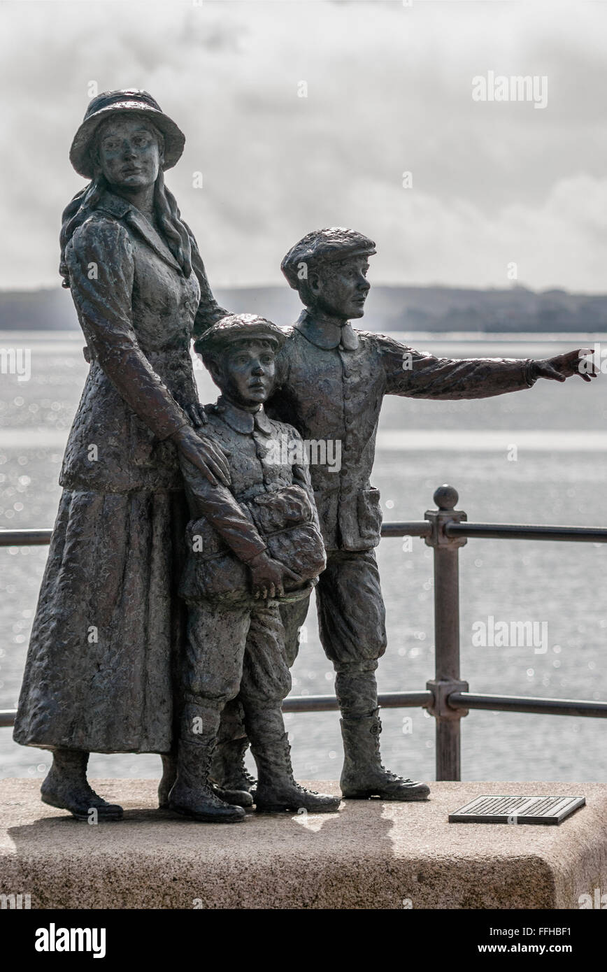 Statue d'Annie Moore, le premier immigrant aux Etats-Unis pour passer à travers l'installation d'Ellis Island, à Cobh Harbour, de l'Irlande. Banque D'Images